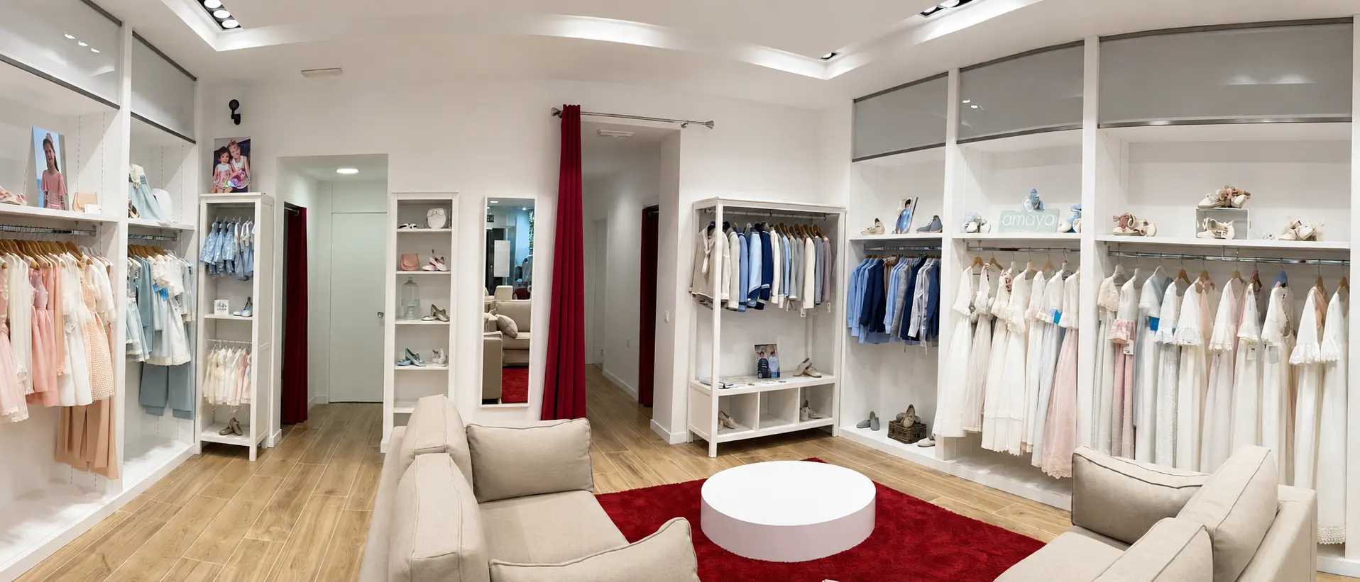 Interior de la boutique de moda infantil La Formiga